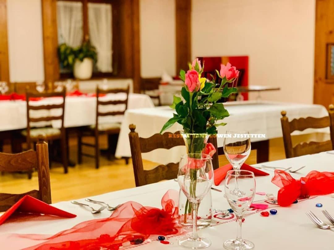Hotel-Restaurant Zum Loewen Йещетен Екстериор снимка