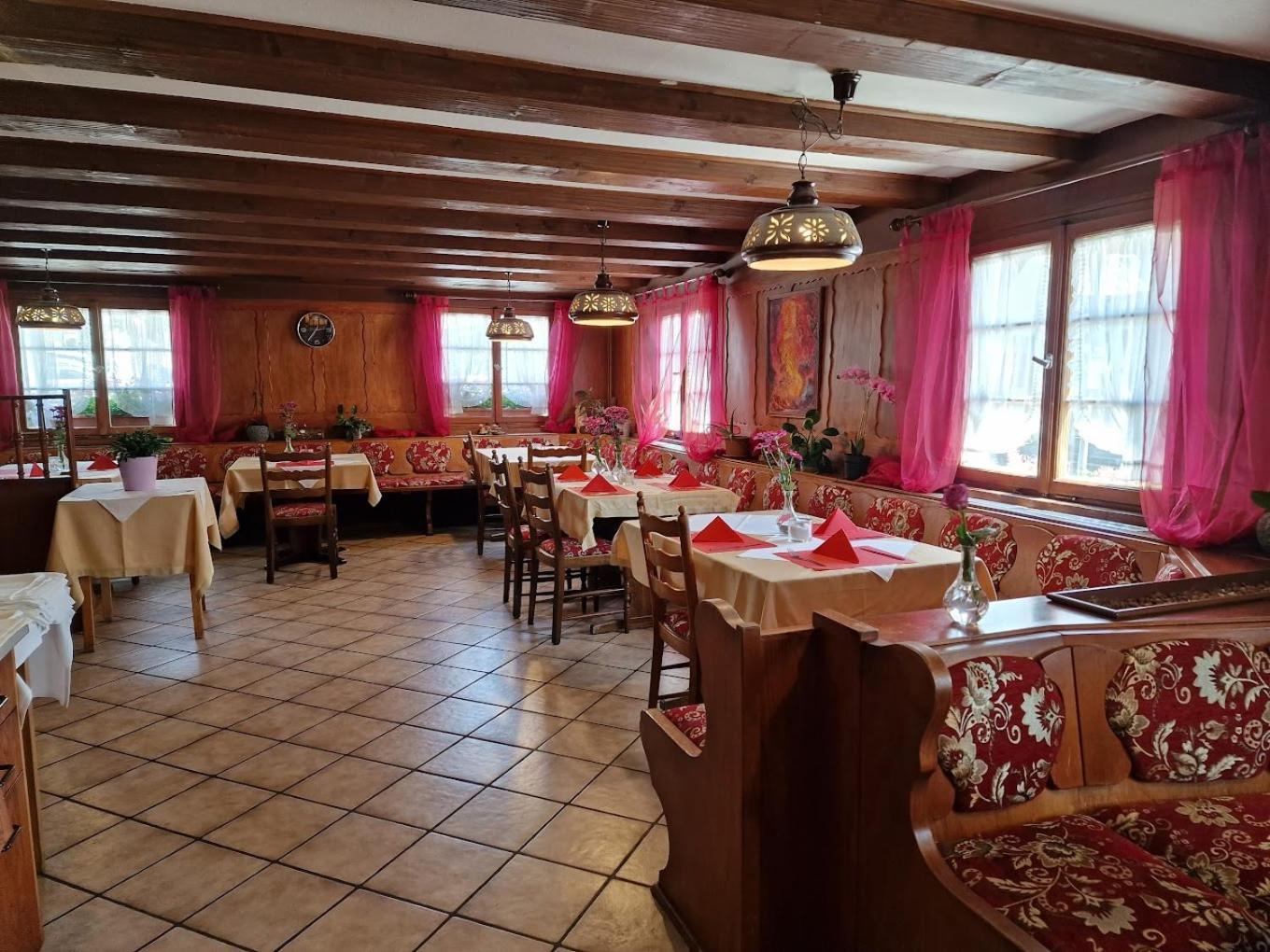 Hotel-Restaurant Zum Loewen Йещетен Екстериор снимка