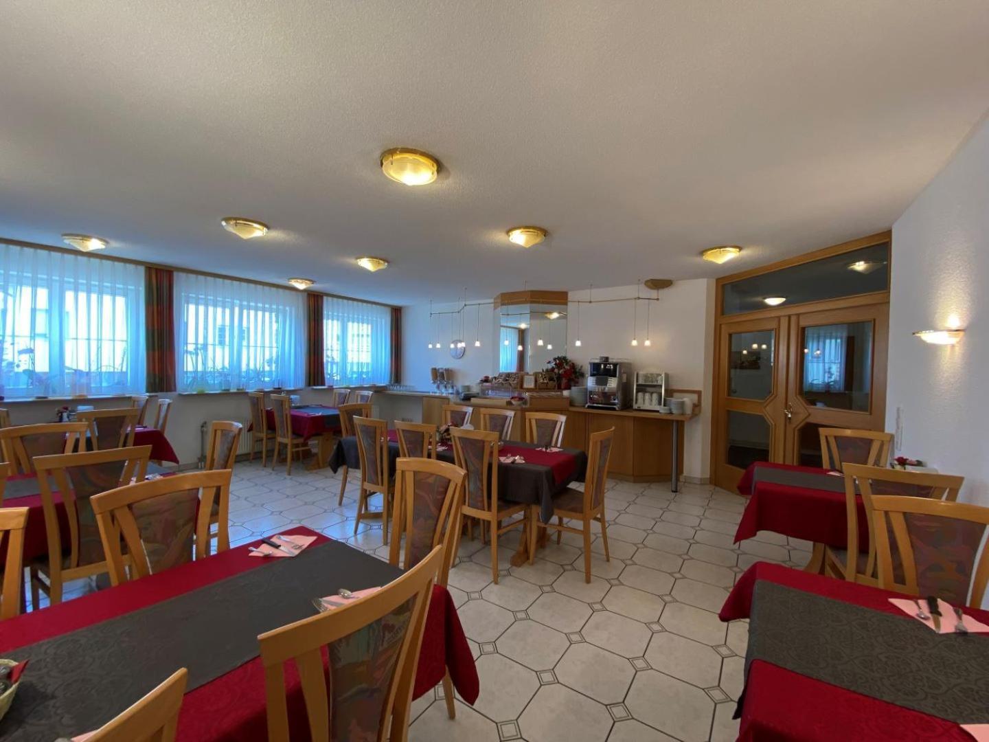 Hotel-Restaurant Zum Loewen Йещетен Екстериор снимка